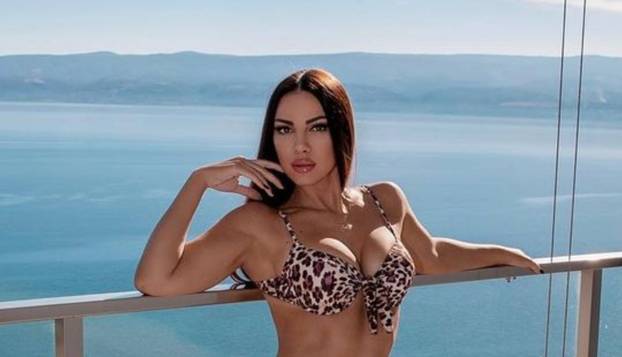 Ove ljepotice znaju kako se brzo rashladiti: Na njima samo tange