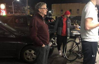 Bill Gates na ulici u redu čekao burger, pa šokirao prolaznike