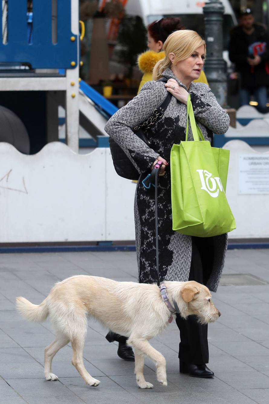 Zagreb: Bivša predsjednica Kolinda Grabar Kitarović prošetala je gradom u društvu svog ljubimca