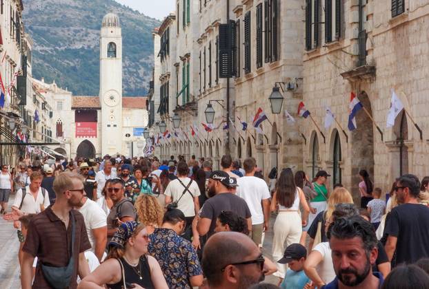 Dubrovnik ljeti, tisuće posjetitelja, ali i bogata ponuda za svakoga