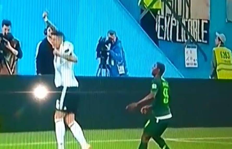 Stop the VAR! Ako ovo nije bio penal... Argentinci se provukli