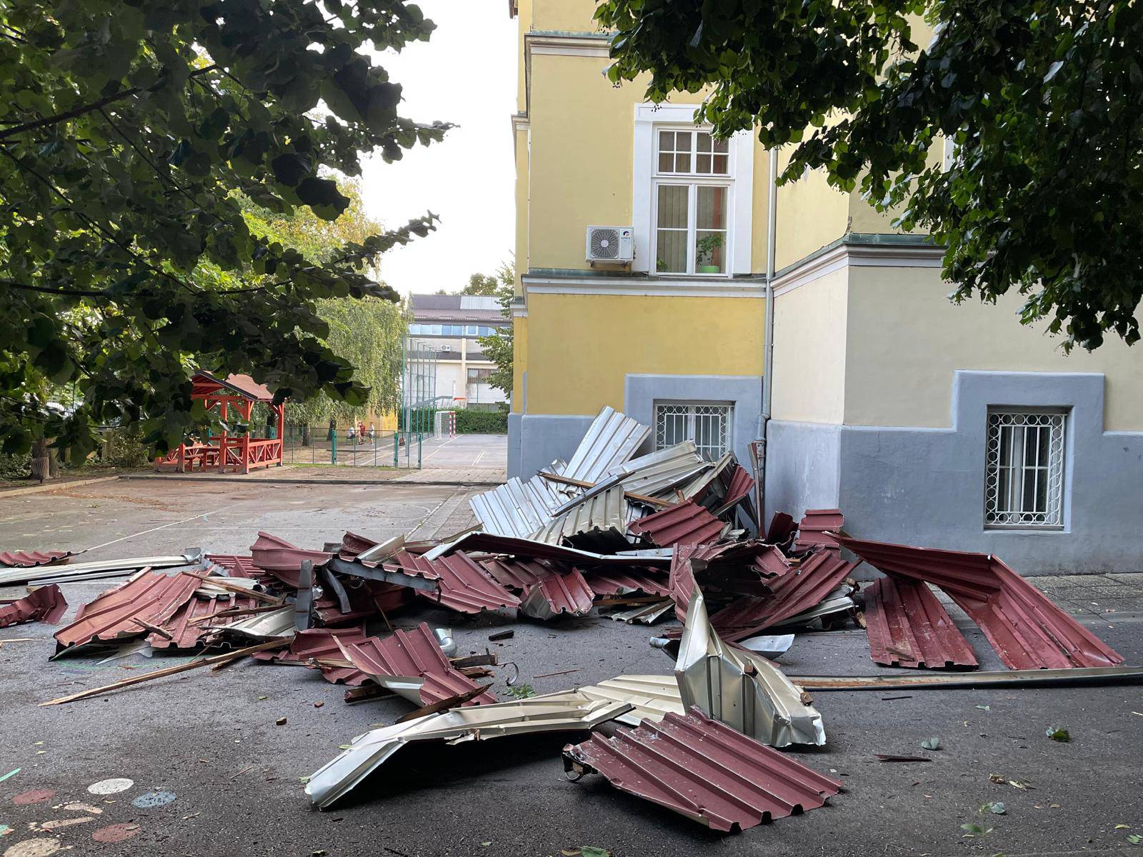 VIDEO Nevrijeme je u Zagrebu odnijelo krov s osnovne škole