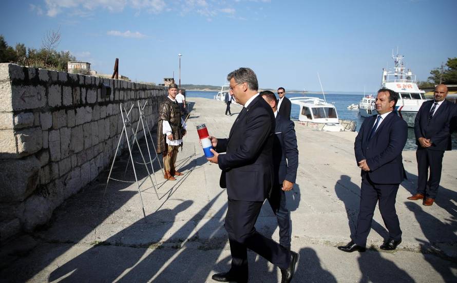 Premijer Plenković na Golom otoku odao počast žrtvama totalitarnih i autoritarnih režima