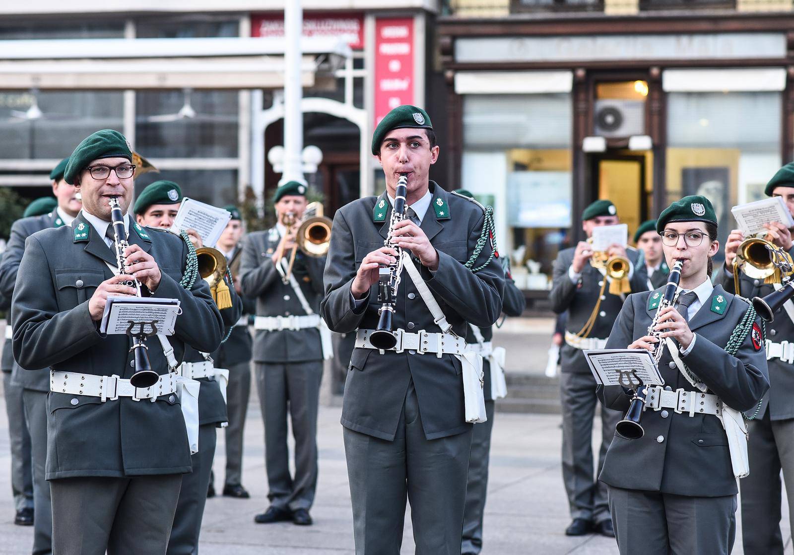 Zajednički nastup vojnih orkestara Republike Hrvatske i Republike Austrije na Trgu bana Josipa Jelačića u Zagrebu