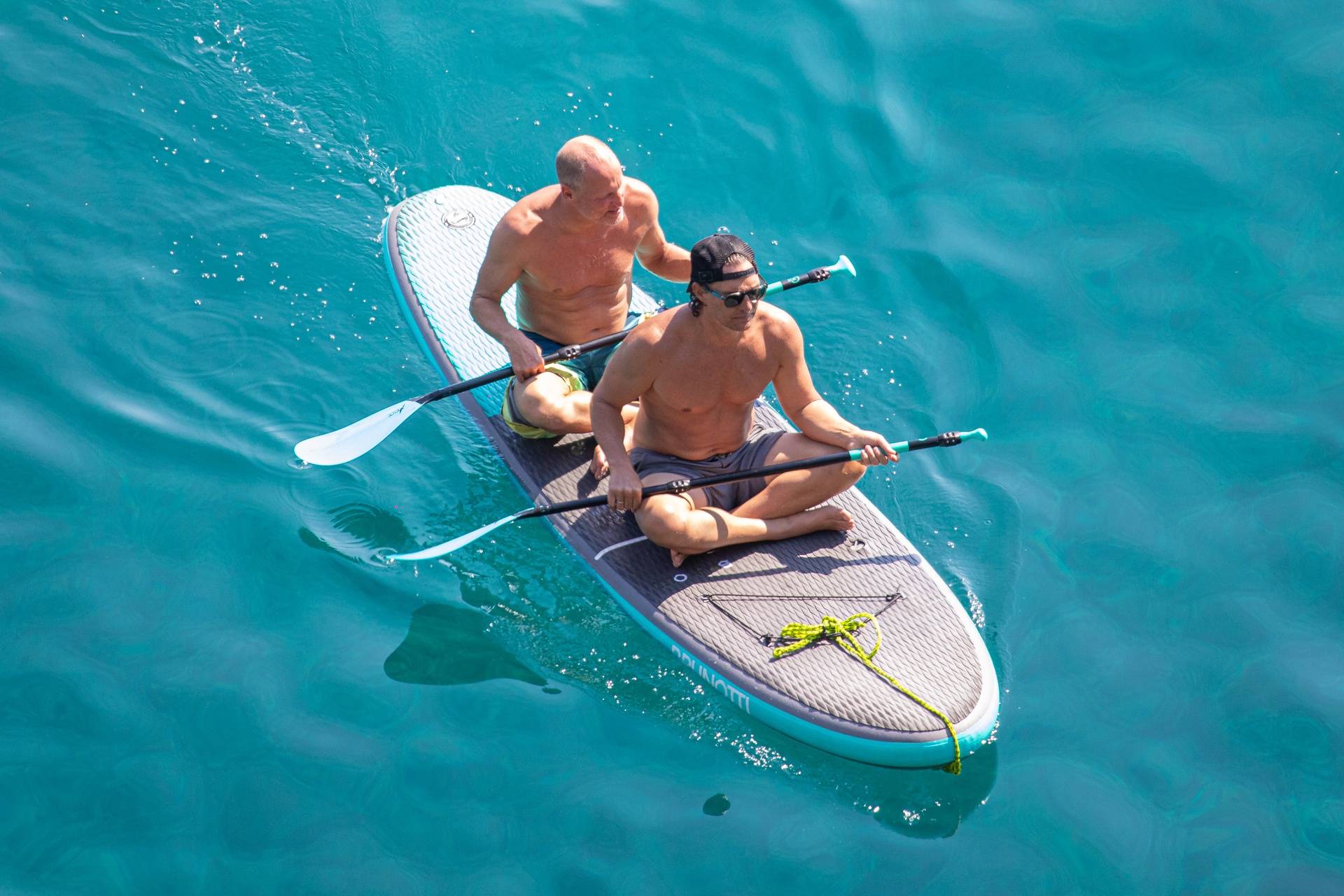 Glumci Woody Harrelson i Matthew McConaughey veslaju u moru pred Dubrovnikom