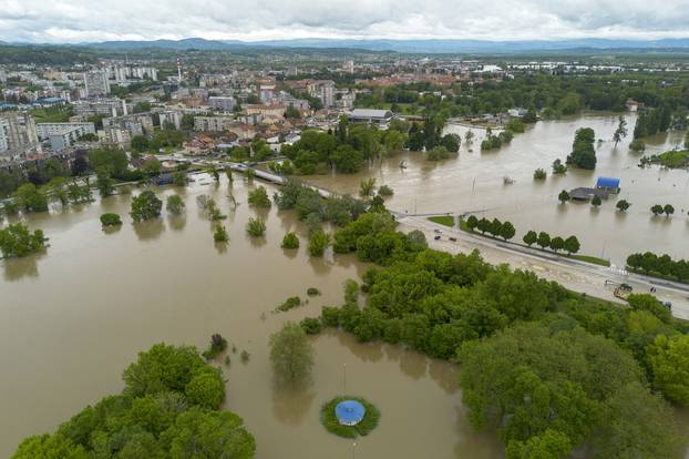 Karlovac: Pogled iz zraka na rijeku Koranu koja se izlila iz svog korita