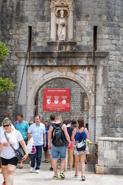 Dubrovnik: Turisti obilaze gradske znamenitosti i Stradun