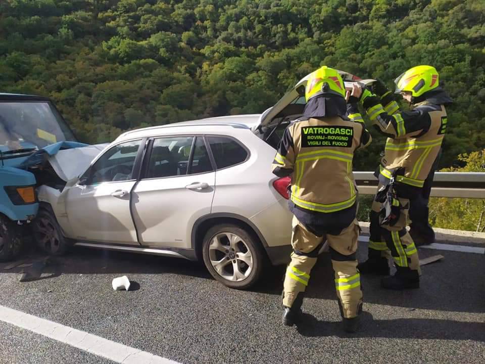 Trostruki sudar u Istri: Kamion se sudario s BMW-om u koji se onda zabila žena u Citroenu...