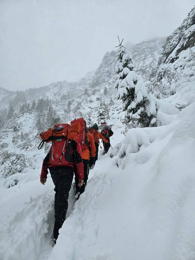 FOTO U ovoj su provaliji našli tijela tri Hrvata, spuštali se užadima, pomogao je i pas