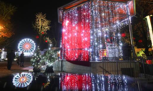 FOTO Advent u Karlovcu nikad nije bio sjajniji - panoramski kotač je pravi hit!