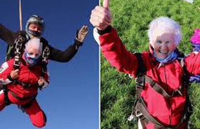 Super baka: Svoj 90. rođendan proslavila skokom padobranom