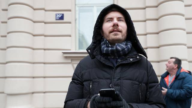 Zagreb: Saborski zastupnik Ivan Pernar odrÅ¾ao konferenciju za medije ispred zgrade DORH-a