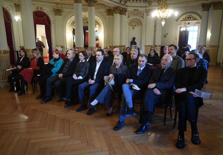 'U nekoj drugoj sredini ljudi bi se otimali da mu odaju počast'