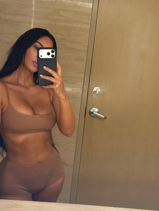FOTO Hladno vam je? Kim K. s nikad dubljim dekolteom grije bolje od bilo kojeg radijatora