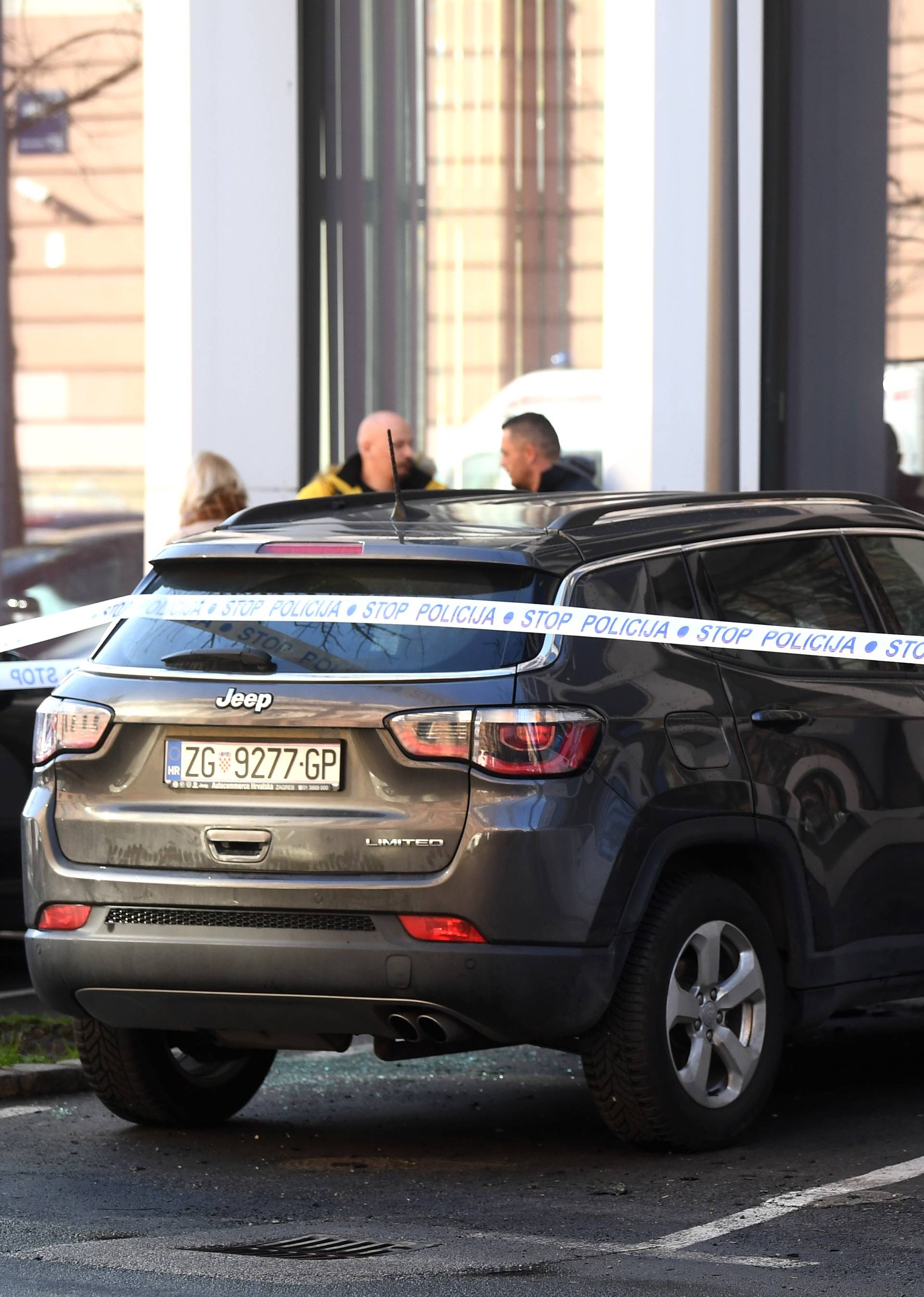 Bacili zapaljivu stvar na auto u Zagrebu, savila mu se hauba