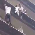 Riskirao život i popeo se na 4. kat da spasi dijete s balkona