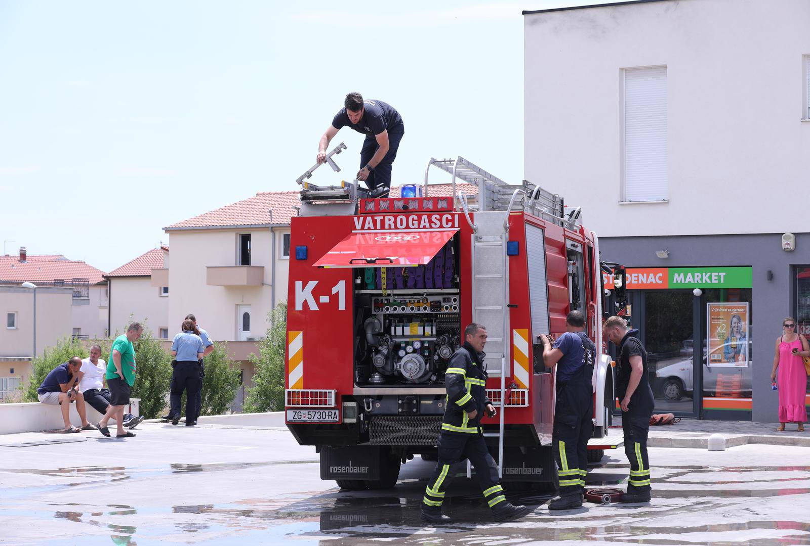 Kaštela: Vatrogasci ugasili požar iznad trgovine Studenac