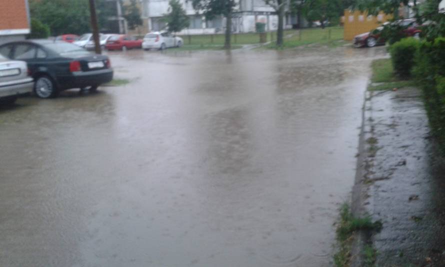 Nevrijeme rušilo stabla, nosilo krovove, kiša poplavila ulice