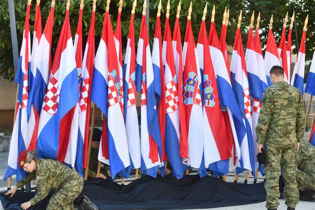 Knin: Ure?enje Trga Oluje za sutrašnju proslavu