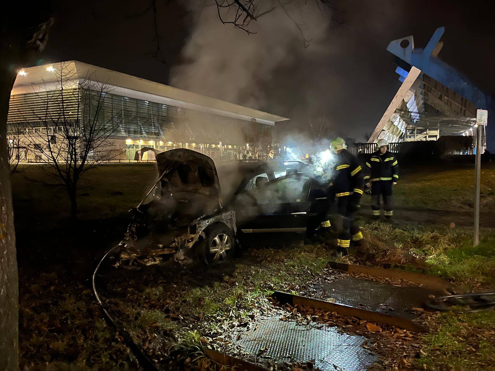 VIDEO Ispred kuće im izgorio auto: 'Čuli smo jaku detonaciju'