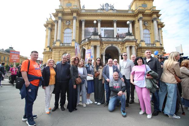 Zagreb: Okupljanje sudionika Hoda za život ispred HNK