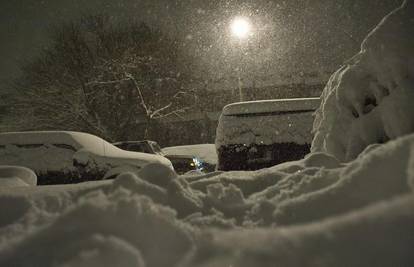 Snježna mećava u SAD-u, bez struje tisuće domova