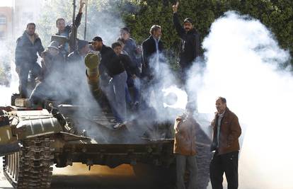 Gadafijeve snage napreduju ka Bengaziju, pozivaju na predaju