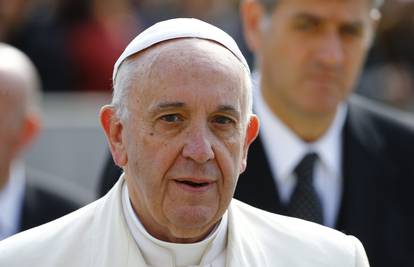Papa Franjo je beskućnicima u Rimu  dijelio vreće za spavanje