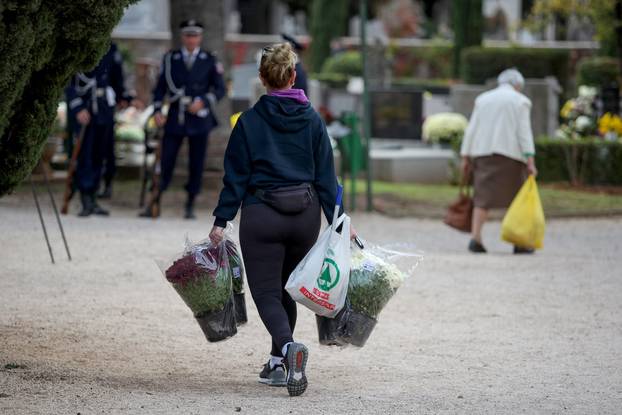 Zadar: Građani uređuju grobove uoči blagdana Svih svetih i Dušnog dana