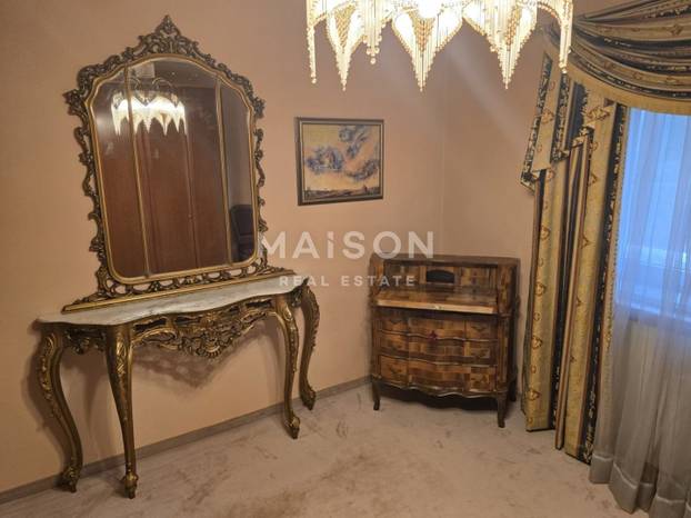 FOTO U Hrvatskoj se prodaje vila: Zlatna tuš kabina. Versace. I malo Valentina. Cijena? Sitnica