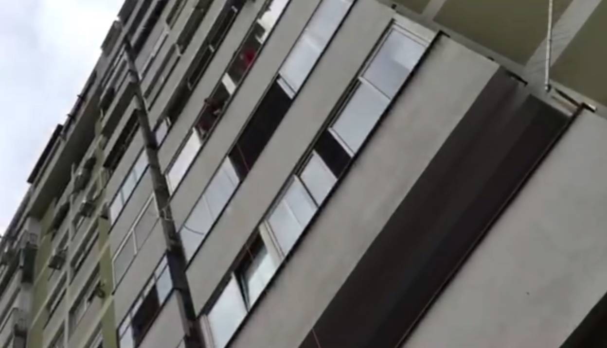 Dečki s Knežije dizali 'leteću' garnituru na treći kat zgrade