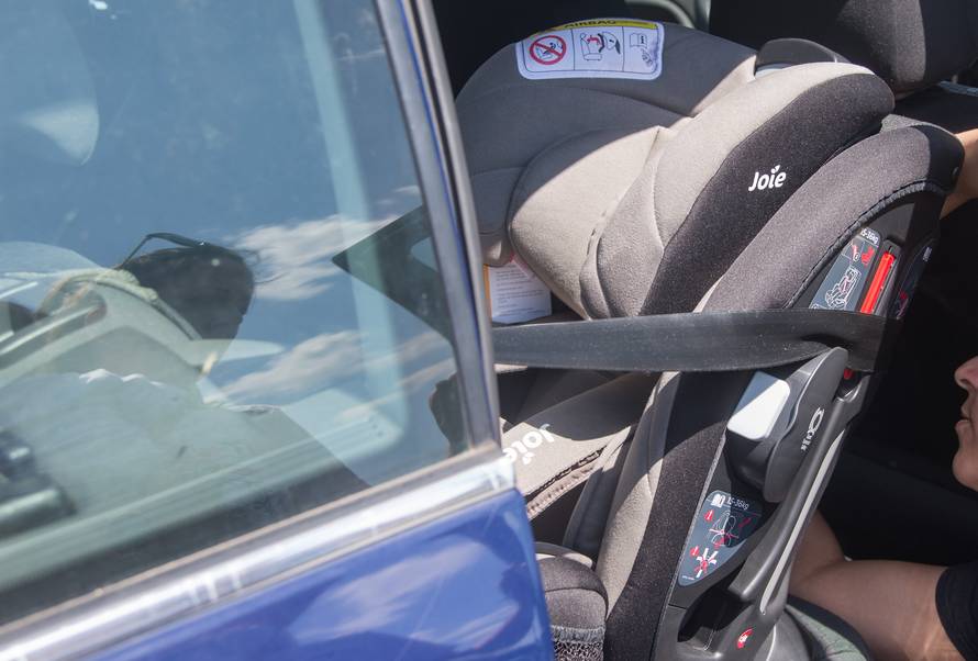 Dijete mora biti sigurno u sjedalici, namještanje je važno