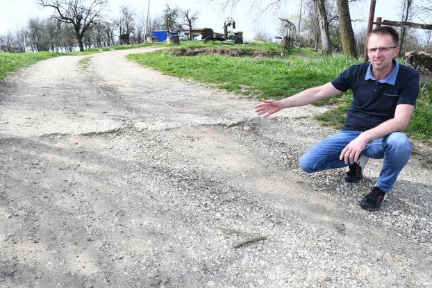 Stanovnicima sela pored Petrinje otežan je život zbog uništenih cesta