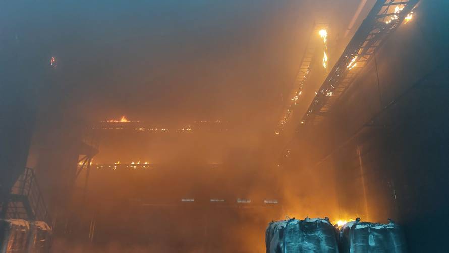 Pogledajte slike borbe s vatrom u ogulinskoj tvornici. Spriječili katastrofu, ali šteta je velika