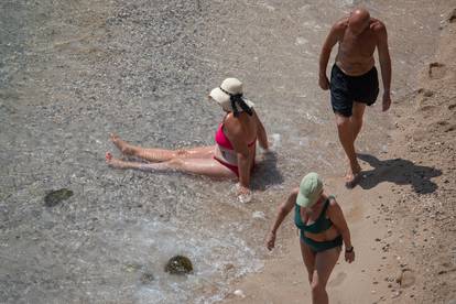 FOTO Plaža Banje u Dubrovniku skoro se ne vidi od suncobrana