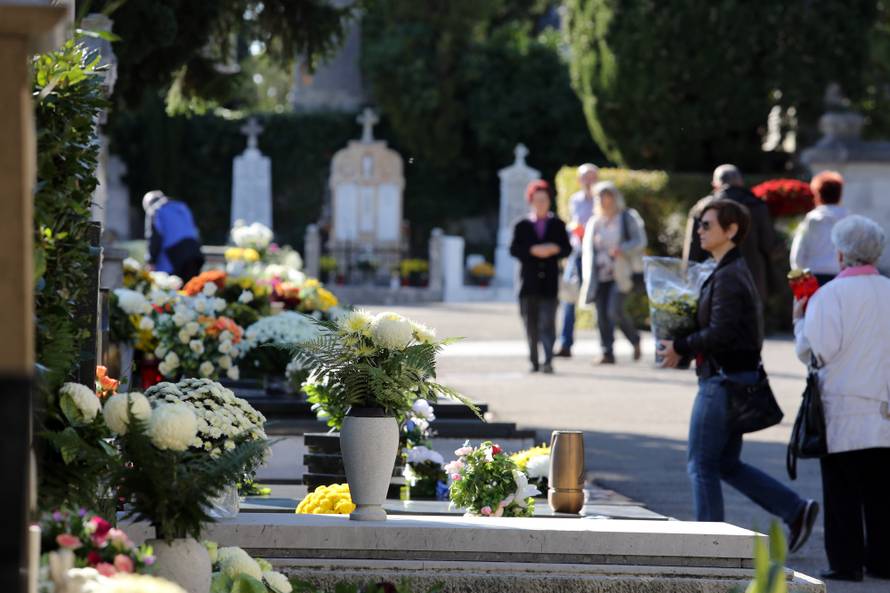 Dan je Svih svetih: Pogledajte fotografije s hrvatskih groblja