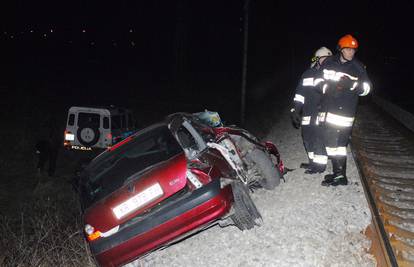 Kod Krapine vlak naletio na auto, ozlijeđen je vozač (40) 