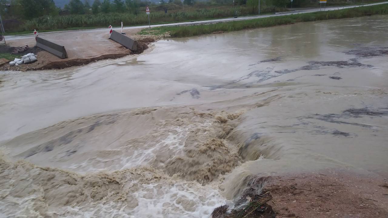 Nabujala rijeka odnijela nasip: Kiša je potopila dijelove Istre