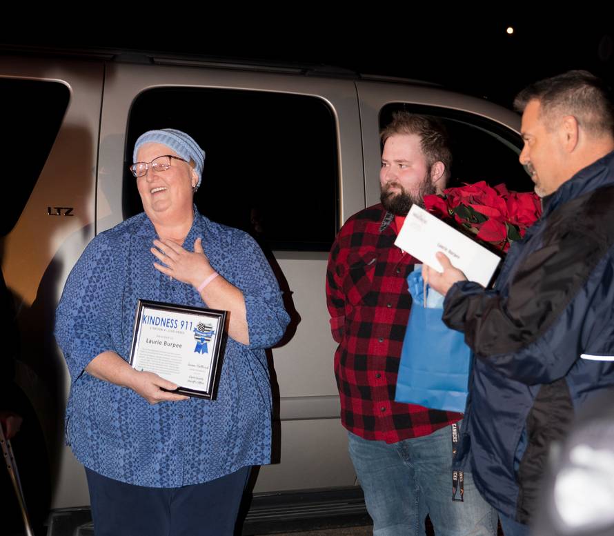 Najljepši dar: Učenici bolesnoj učiteljici pjevali božićne pjesme