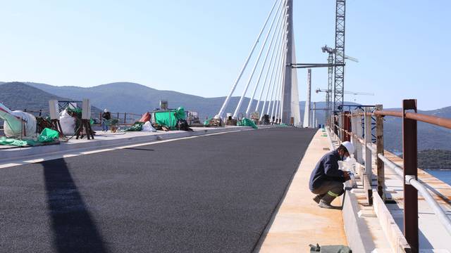 Krenulo asfaltiranje Pelješkog mosta