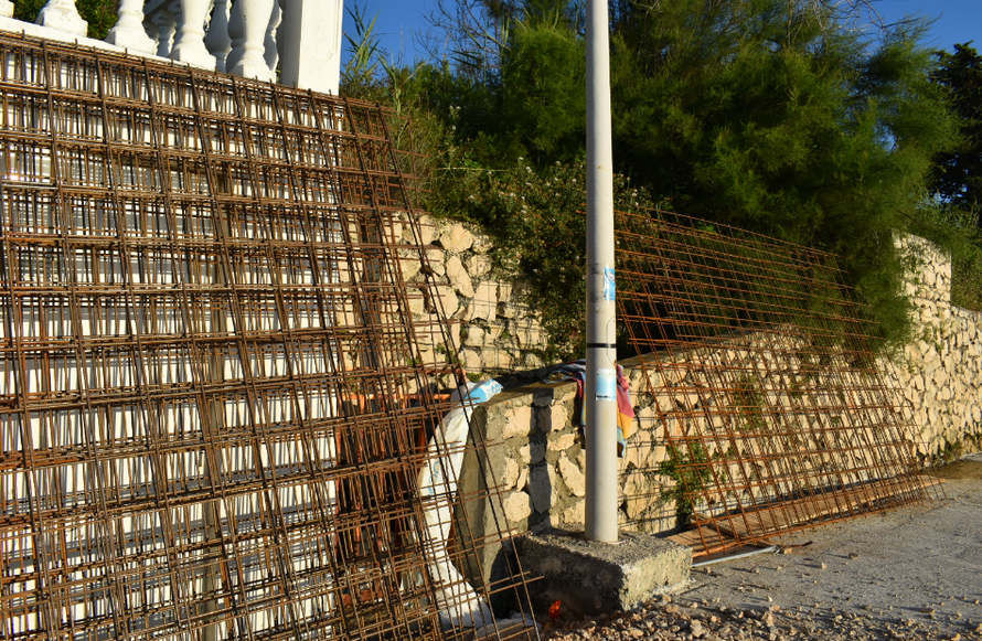 Bijesni turisti na plaži kod Nina: 'Strojevi prolaze u blizini djece, razbacana armatura, smeće...'