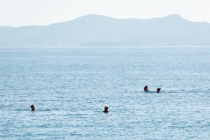 Zadar: Sunčan i ugodan dan uz more neki iskoristili i za kupanje