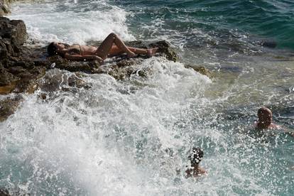 FOTO Spas od paklenog vala mnogi su potražili u rijekama i morima: Plaže krcate turistima