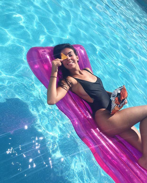 Od prodavačice do zaručnice u vrućim tangicama: Evo kako se Georgina mijenjala kroz godine