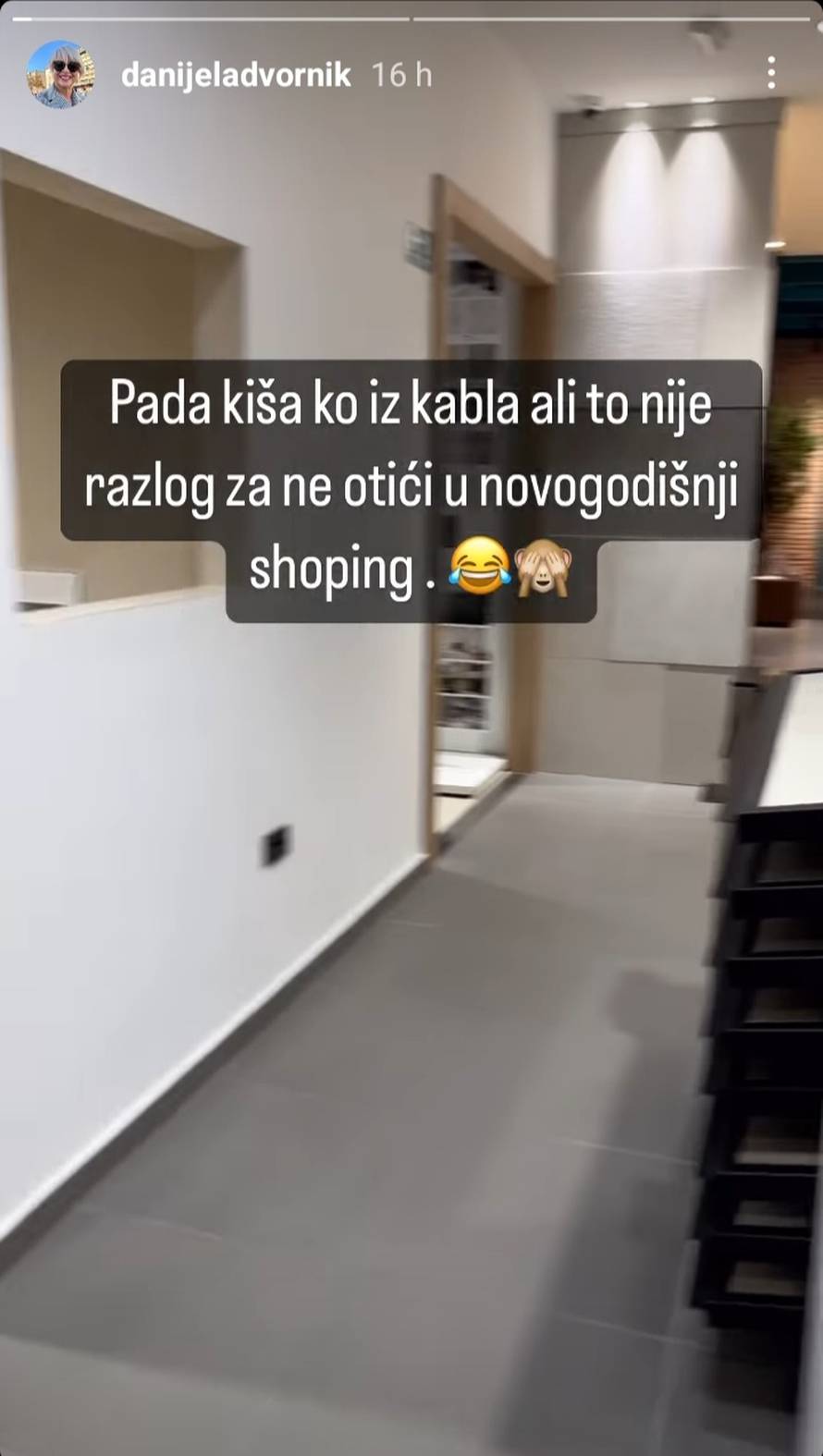 Danijelu ni kiša nije spriječila da ode u shopping: Ma kakve torbe i cipele, dajte mi pločice...