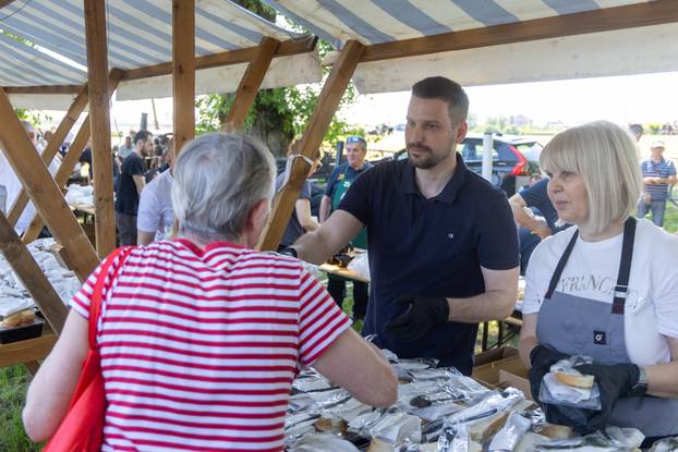 Osijek. Podjela graha na lijevoj obali Drave na Praznik rada