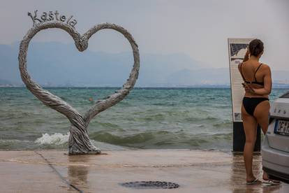 Kaštel Štafilić: Hrabri kupači uživaju u moru tijekom jakog juga na plaži Gabine