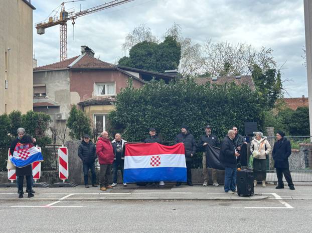 FOTO Otužan skup desničara: Keleminec pušta Thompsona, netko ih je gađao jajima