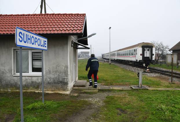 Suhopolje: Vozač mopeda pao pod vlak i poginuo