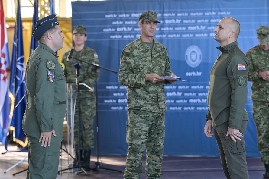 Hrvatske vojne protupožarne pilote pohvalili NATO i EU